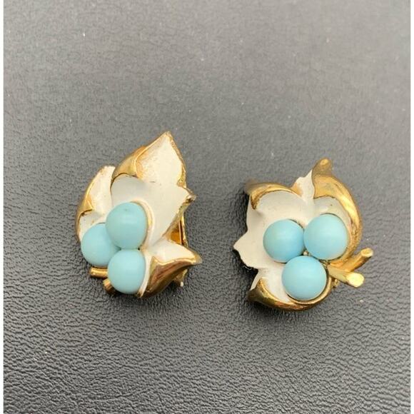 Vintage 1967 Sarah Coventry Placid Beauty Blue Berry Enamel Clip On Earrings - Picture 2 of 4
